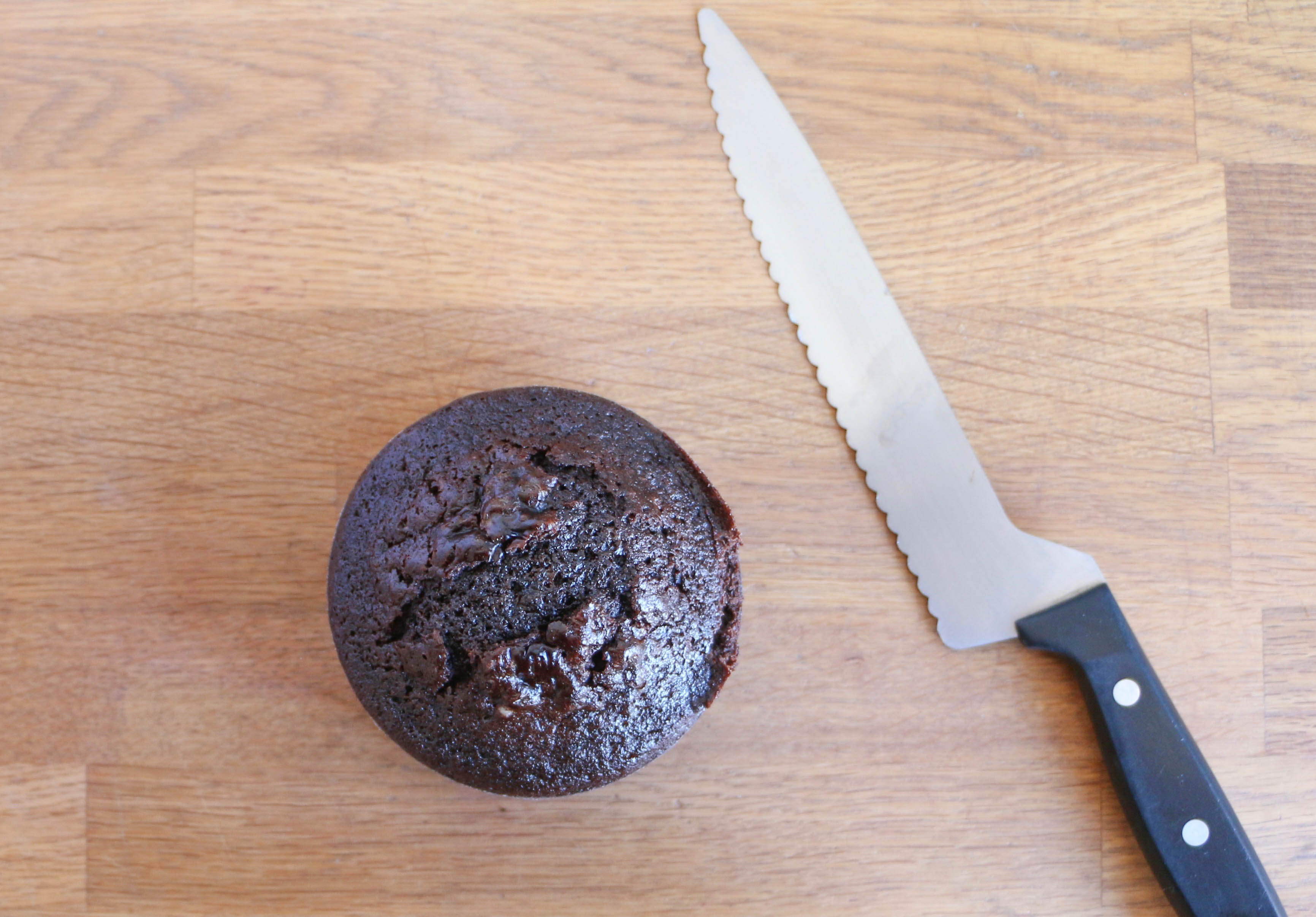 Trimming the domed cake top | Erin Gardner | Craftsy