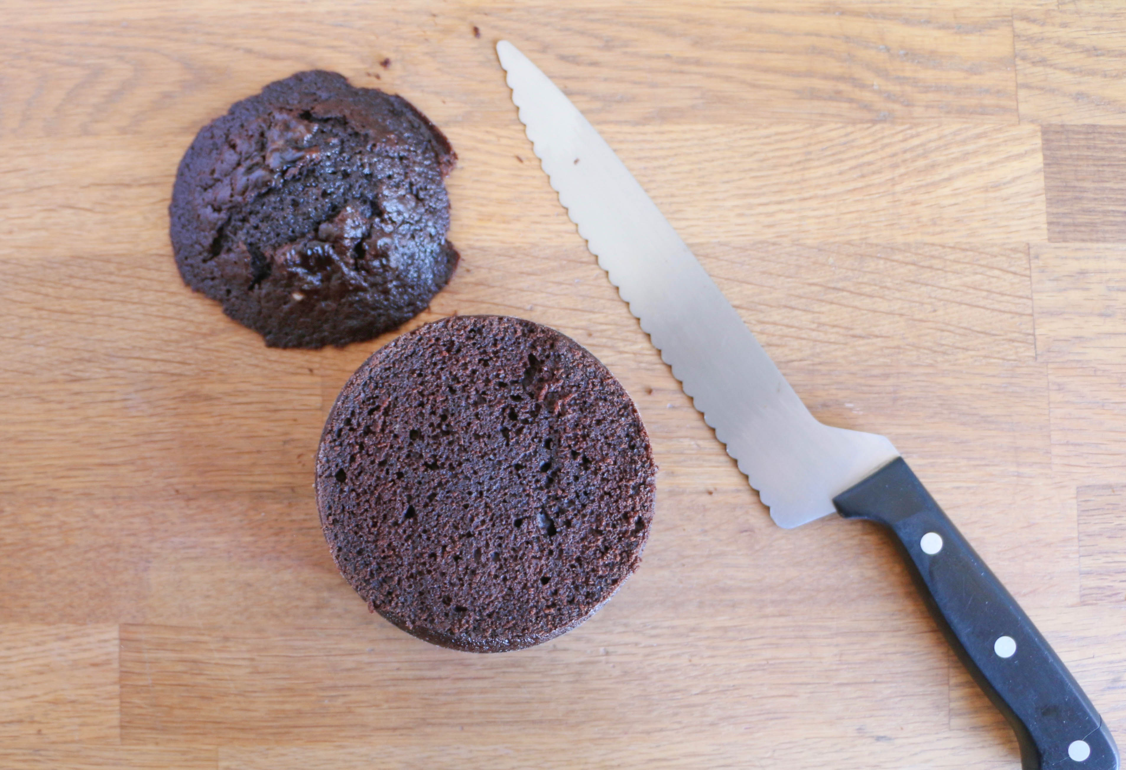 Trimming the domed cake top | Erin Gardner | Craftsy