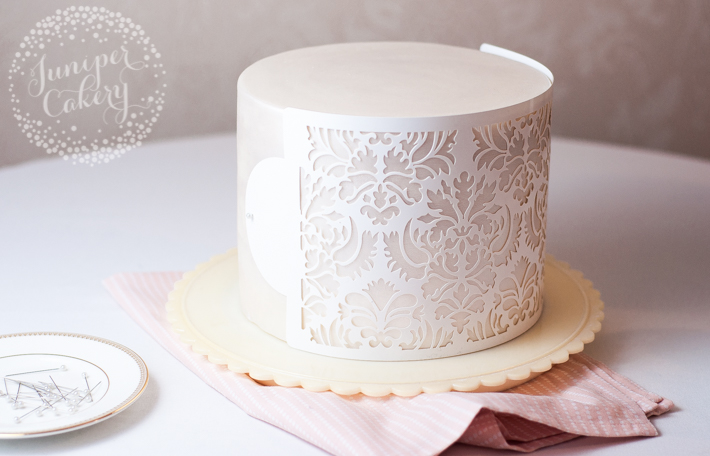 2 Methods To Decorate A Cake With A Stencil