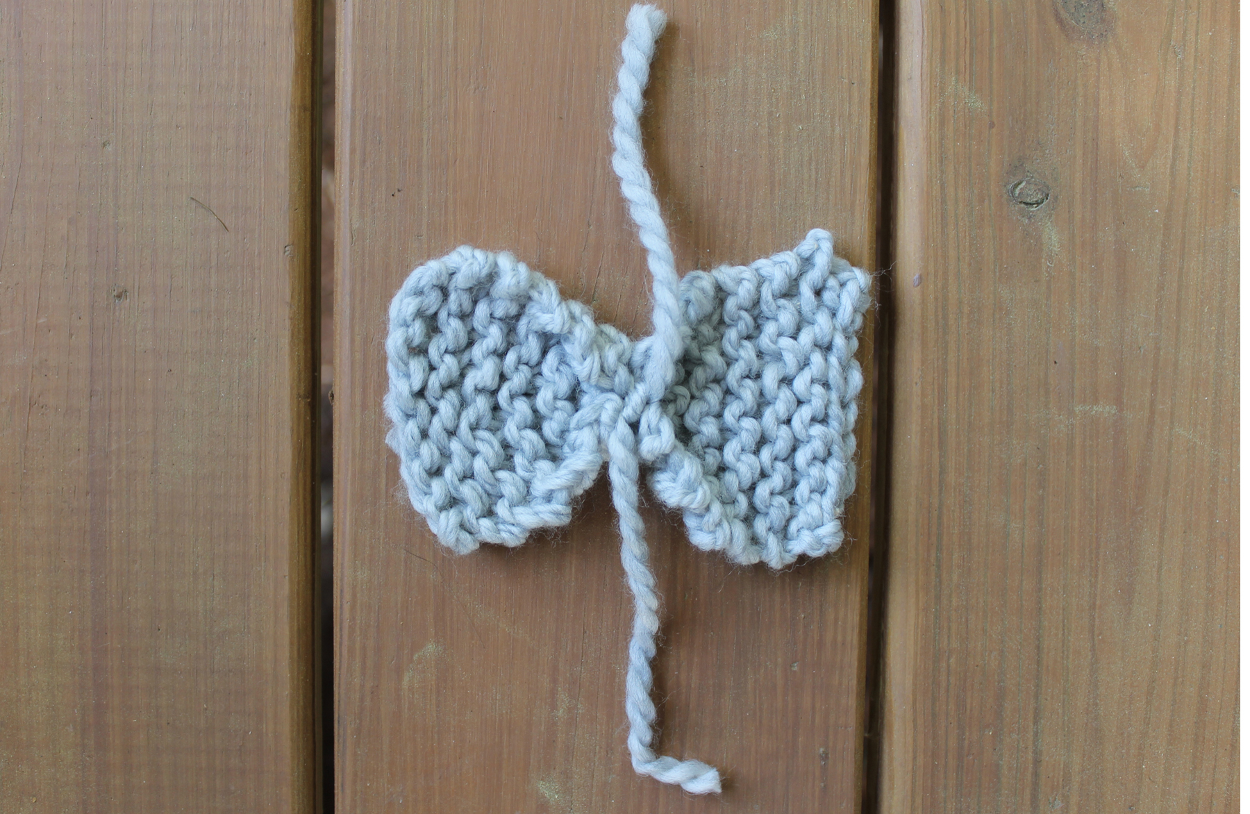 Tying a knit bow