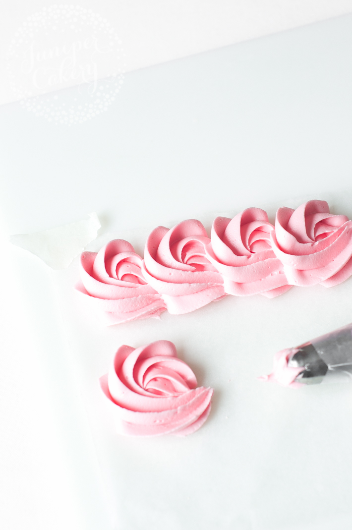 How to add pretty piped roses to border your next cake design