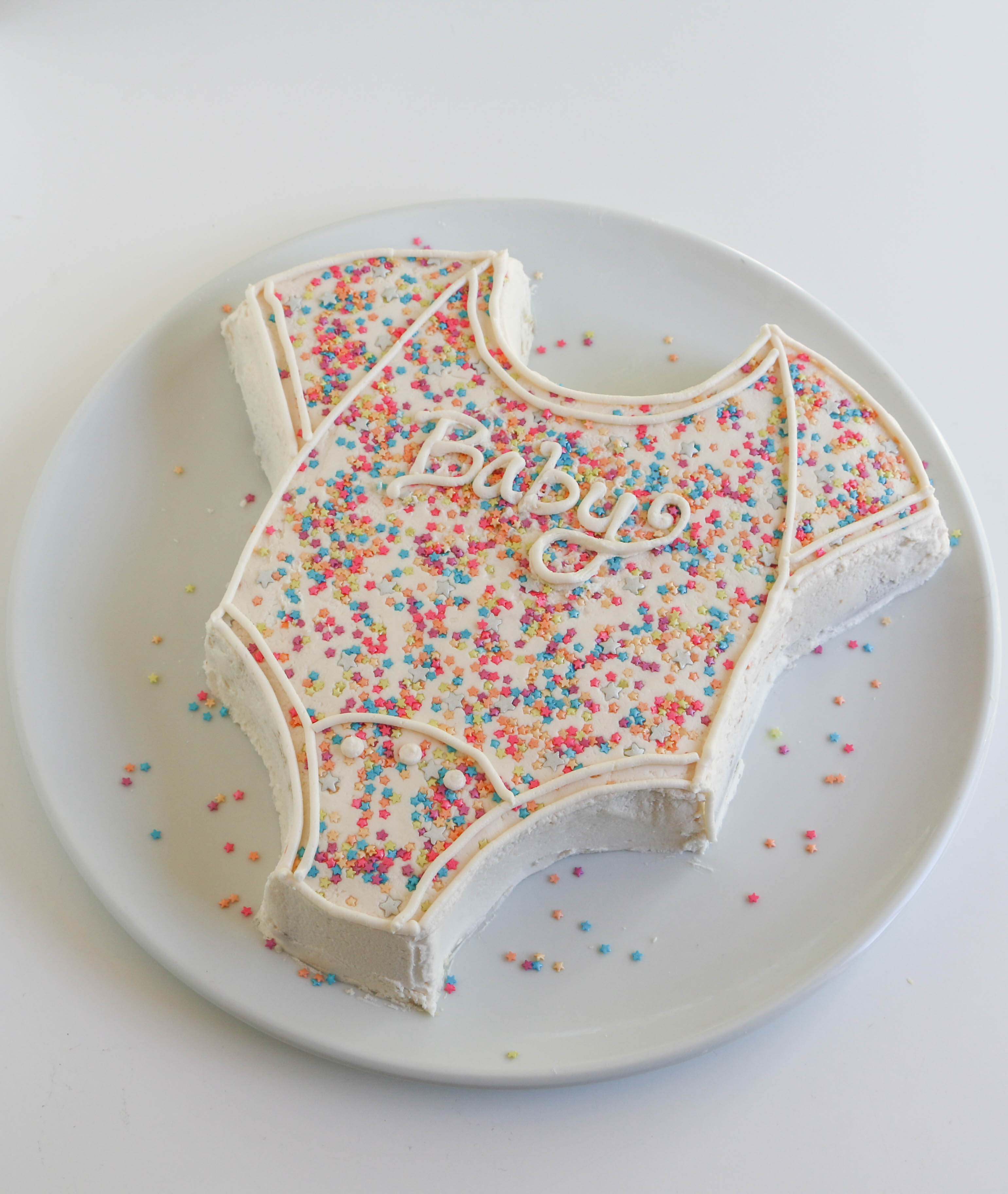 Finished onesie cake | Erin Gardner