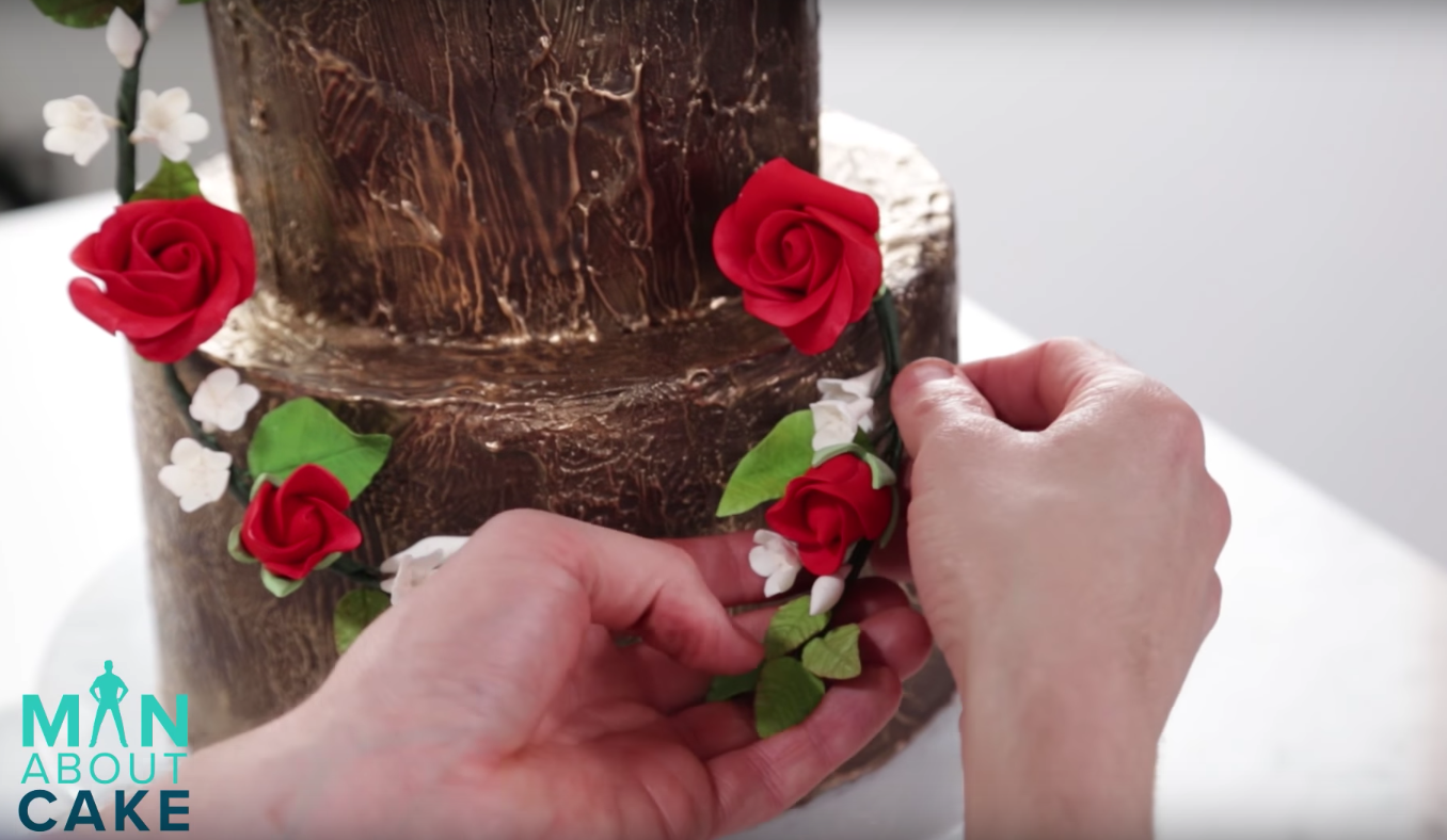 Creating a sugar flower wreath on a cake
