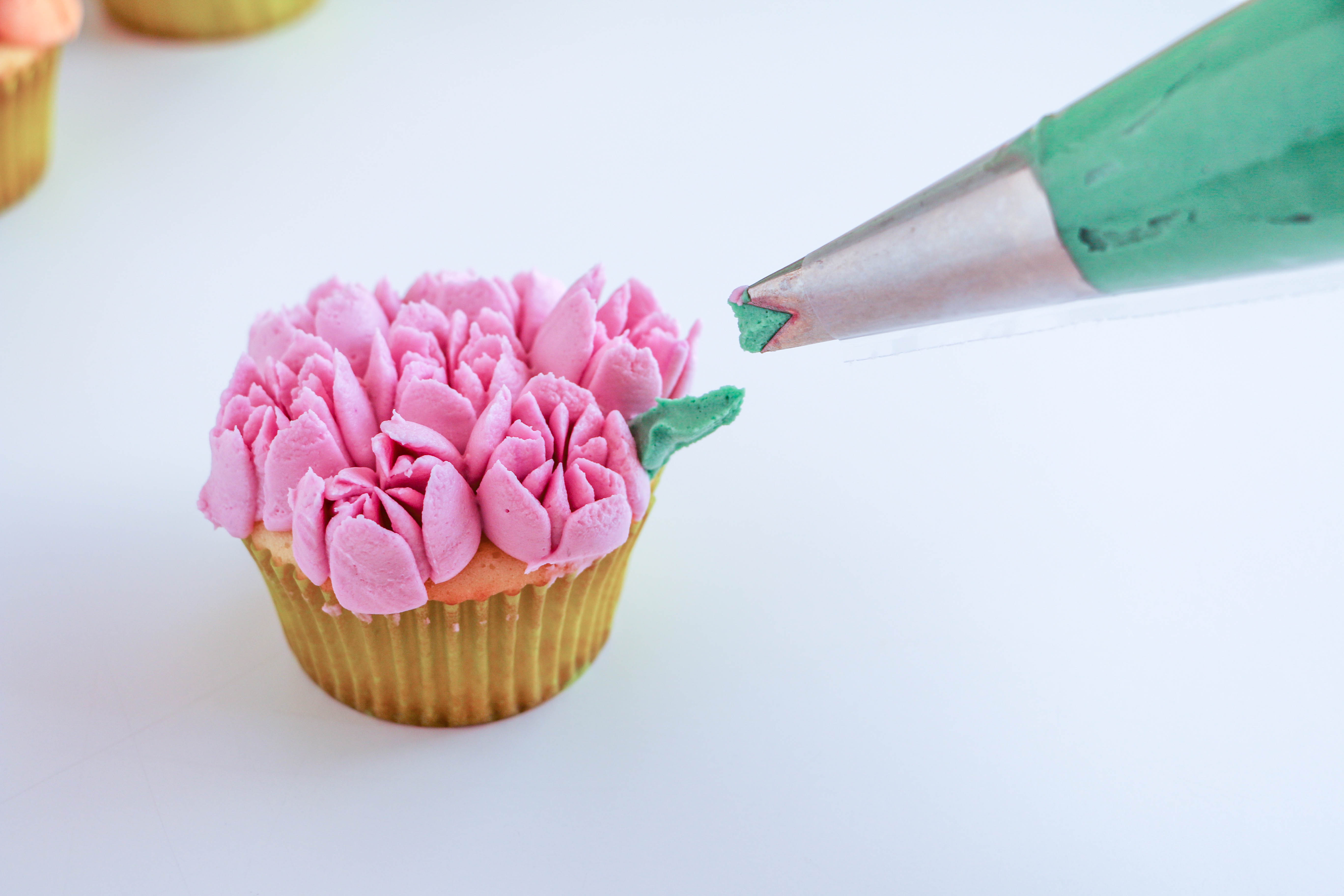 Floral icing outlet tips