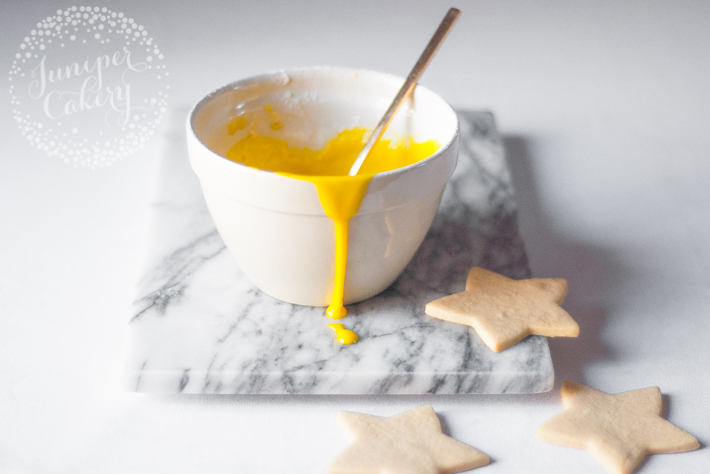 Glace icing for sugar cookies — gooey, shiny and oh-so tasty.