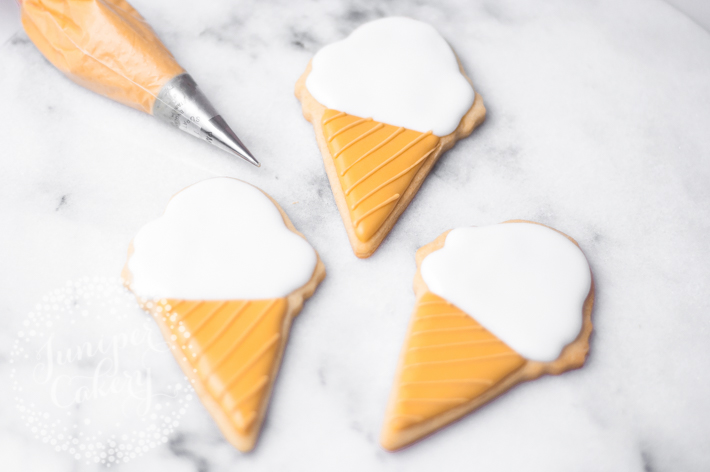 How to decorate ice cream cone cookies