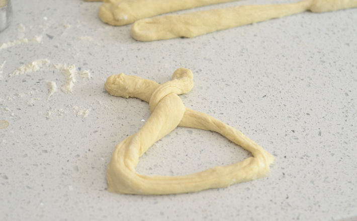 How to make soft pretzels using pizza dough