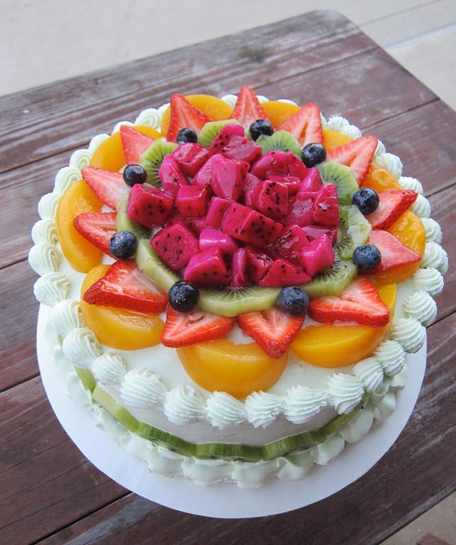 Fruit-Topped Cake by elaine-truong