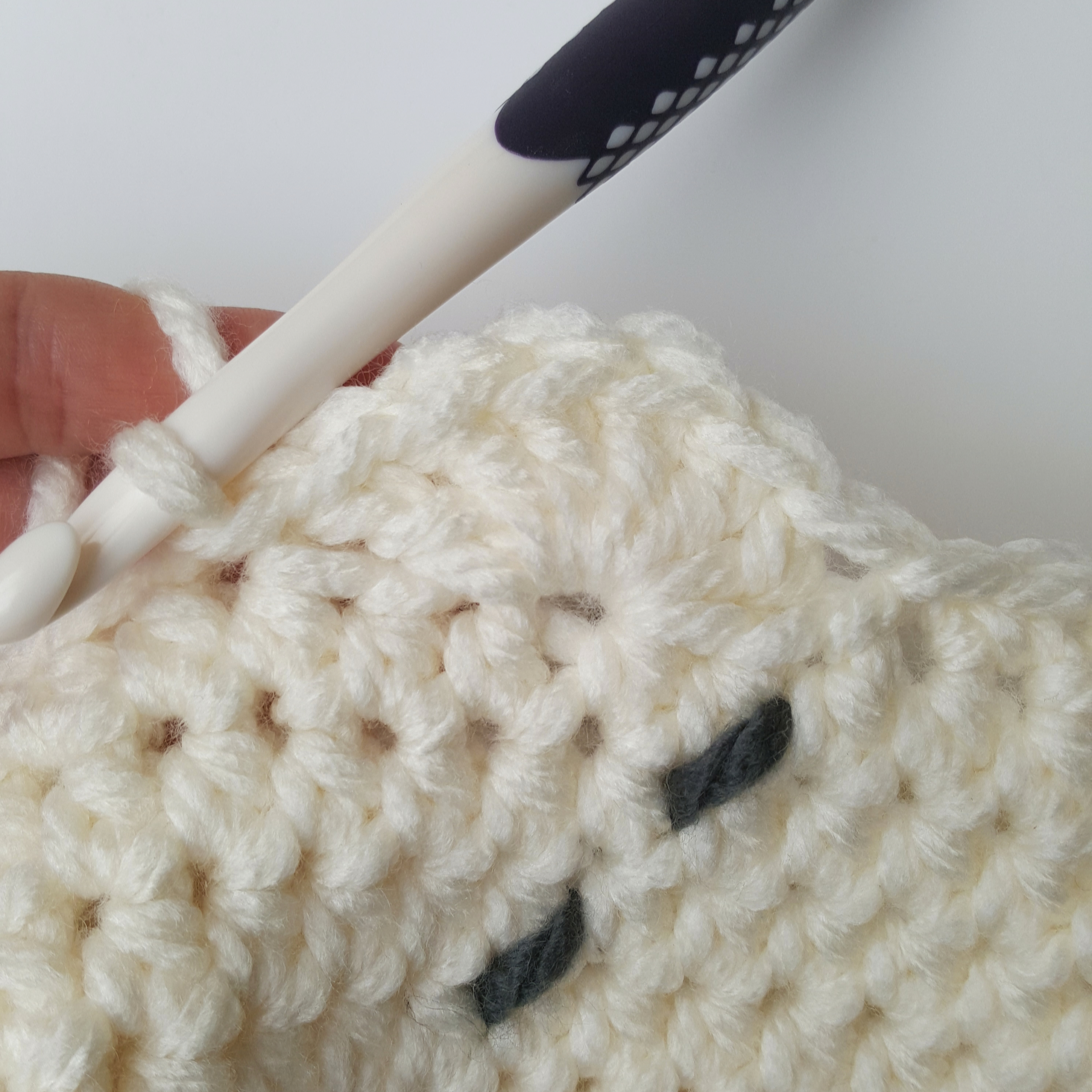 Add a simple scallop edge to your crochet basket