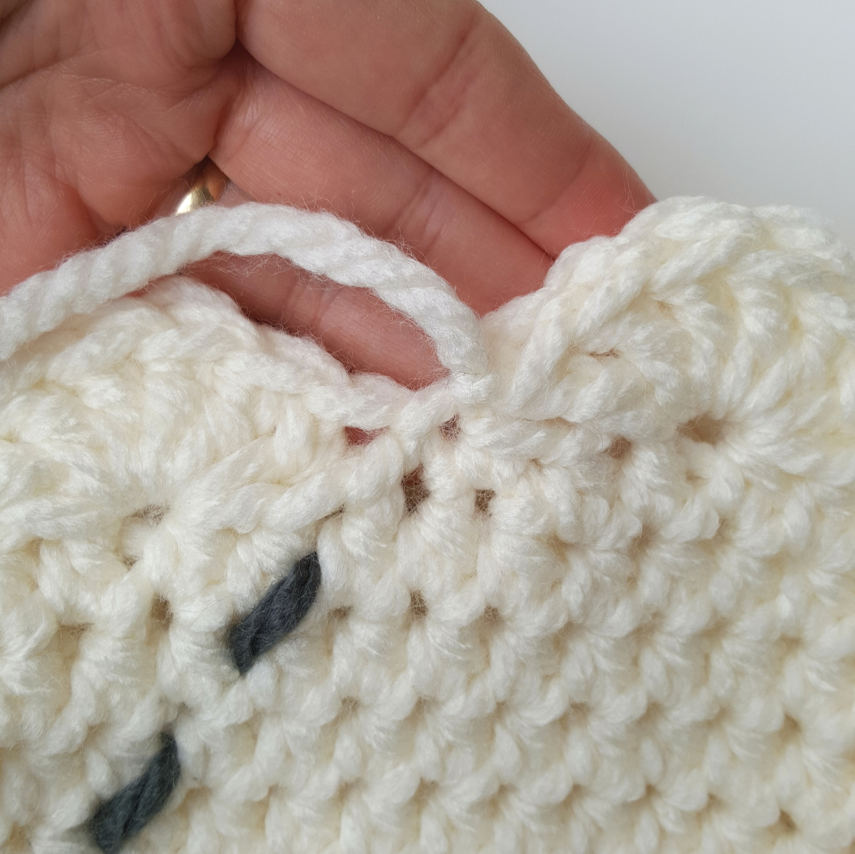 Fastening off a scalloped crochet edge