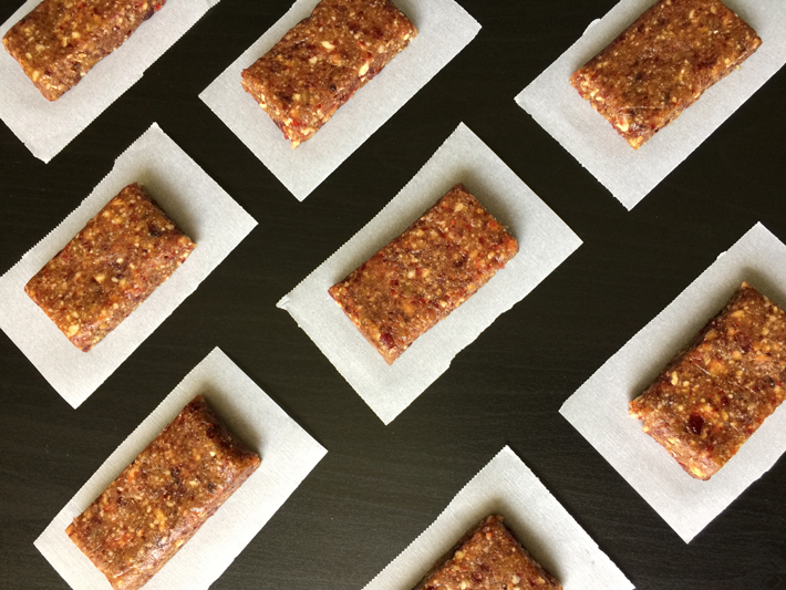 Homemade Fruit and Nut Bars With Only 4 Ingredients!