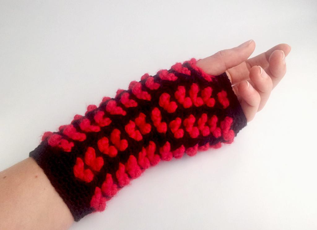 Queen of Hearts Fingerless Gloves Crochet Pattern