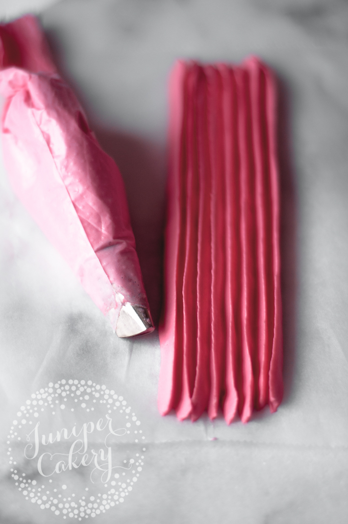 How to use a ruffle piping tip to pipe buttercream