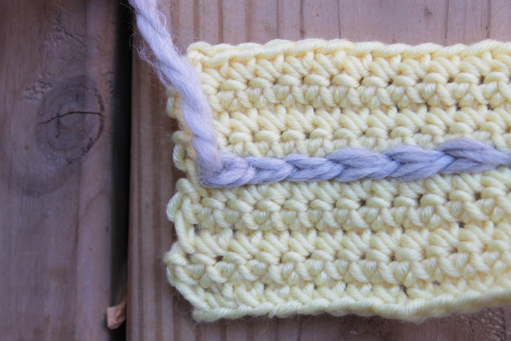 Surface crochet fastening off