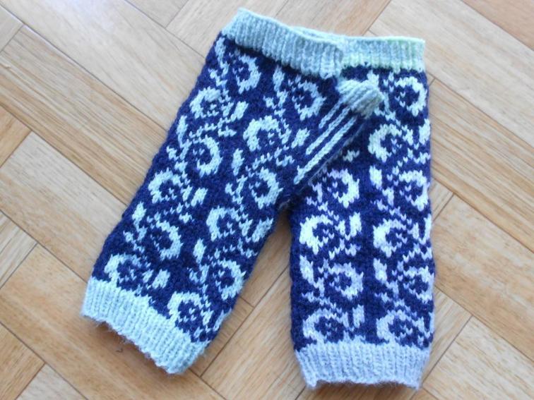 Vintage Leaves Mitts Knitting Pattern