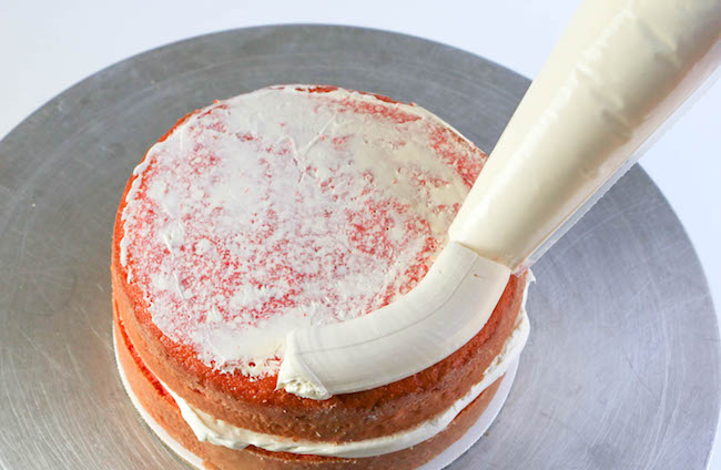 Piping a Buttercream Dam