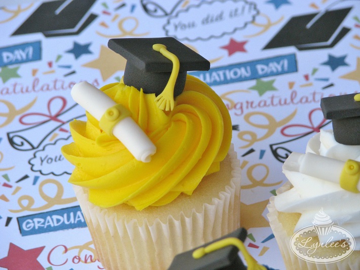 graduation cupcakes