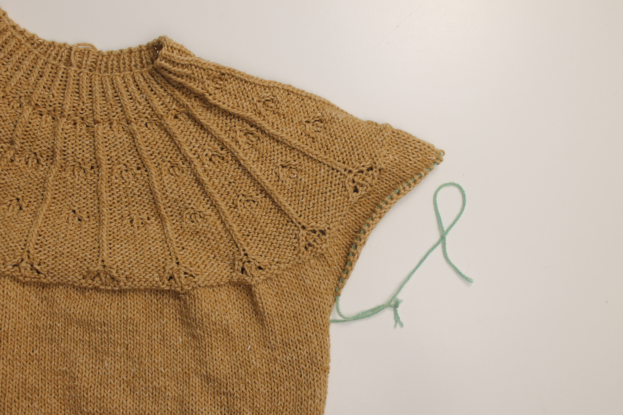 Knitting corner stitches on a sleeve