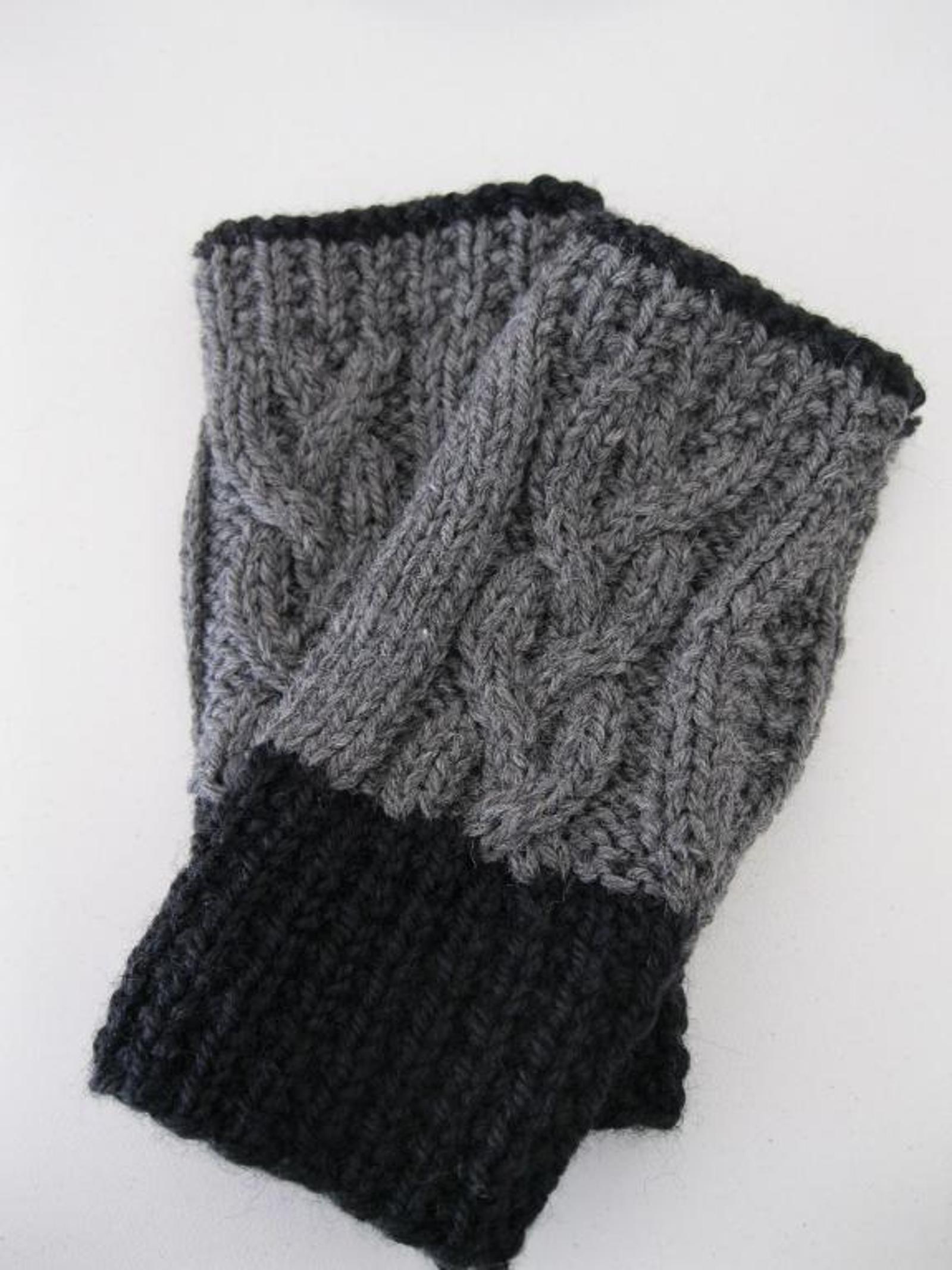 Moon Hollow Braid Cable Fingerless Gloves Knitting Pattern