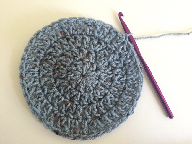 Double crochet circle made of gray yarn