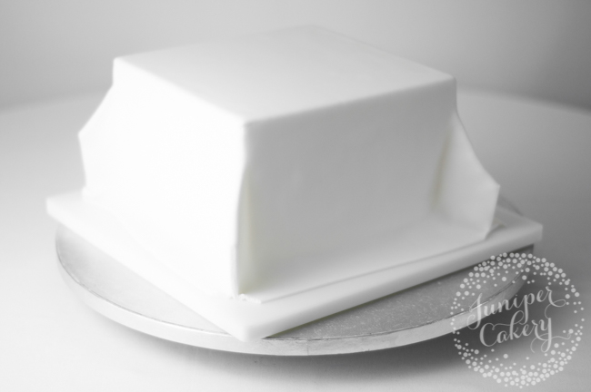 Tips for icing a square cake with fondant