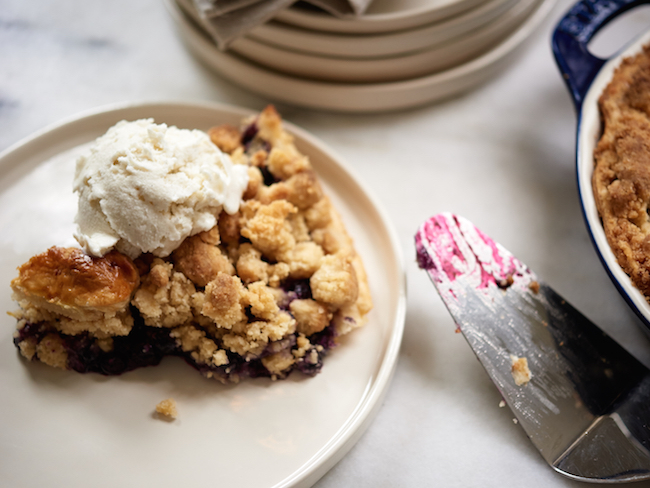Berry Crumble Pie with ICe Cream