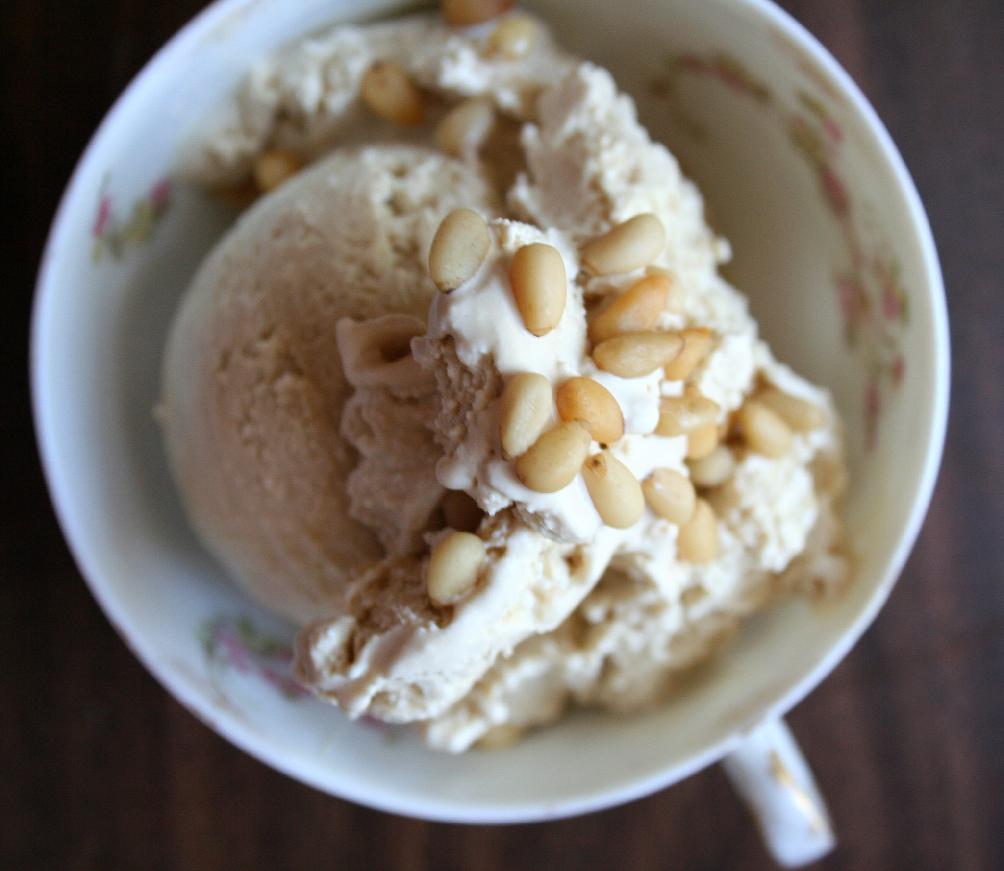 Hard ice cream with pine nuts