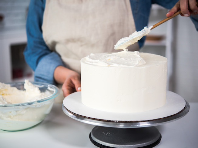 Frosting a Cake WIth Buttercream on a Turntable