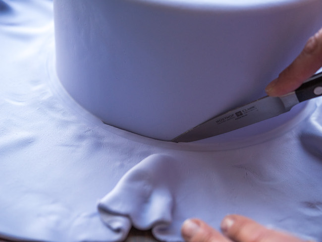 Trimming Fondant Around ROund Cake