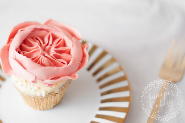 How to pipe a buttercream Juliet rose