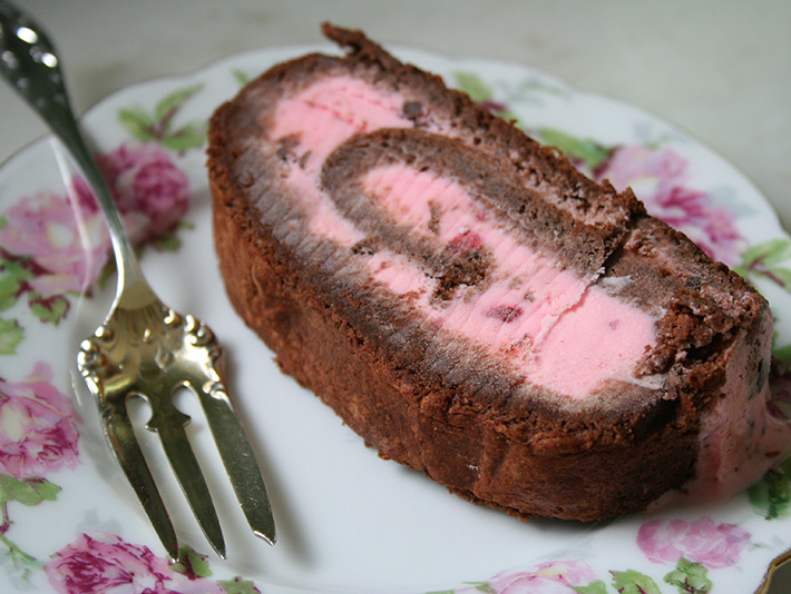Ice cream roll cake