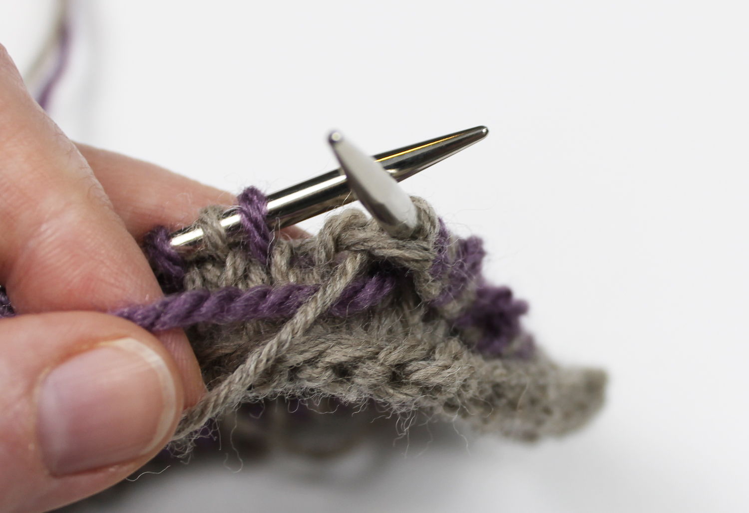 Knitting a Latvian braid two knitting needles