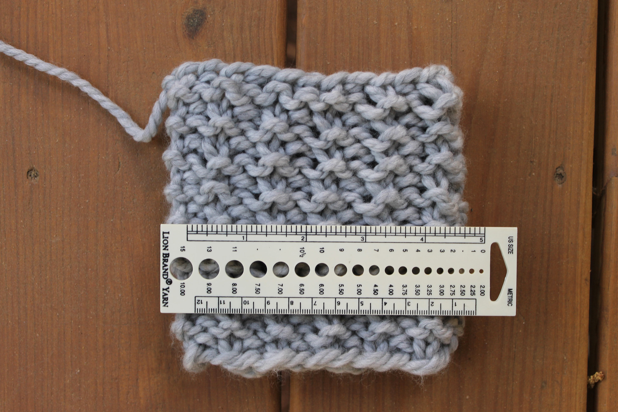 Measuring gauge in knitting
