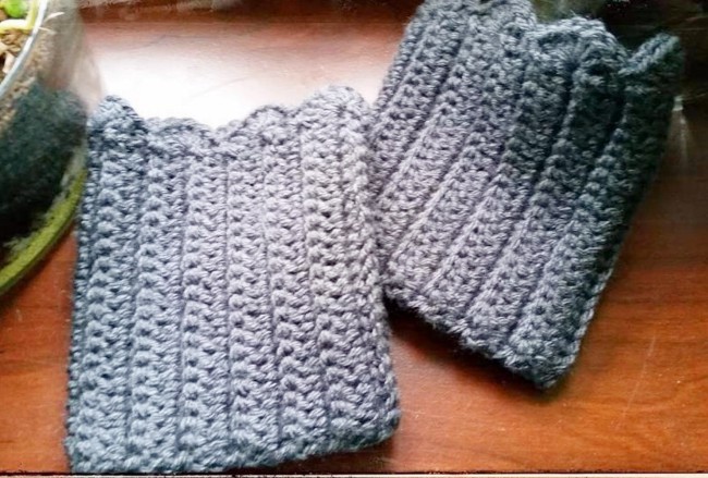 Simple scalloped crochet boot cuff pattern