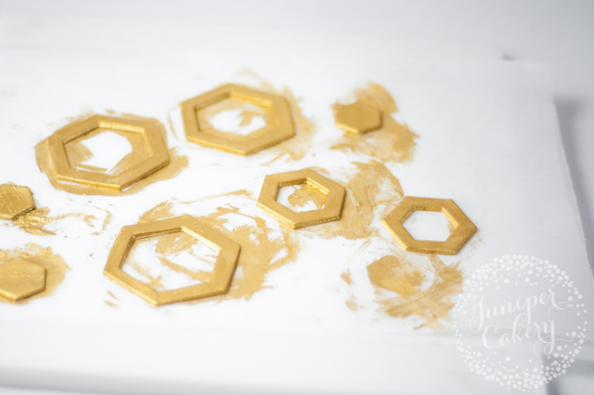 Piped bee cake tutorial by Juniper Cakery