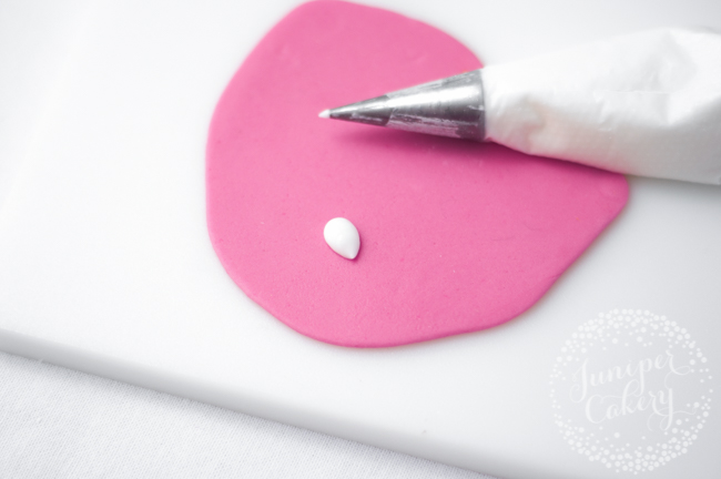 Step by step guide on how to make an elegant bee cake