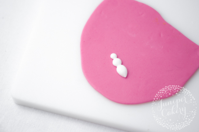 Learn how to make a sophisticated bee cake by Juniper Cakery