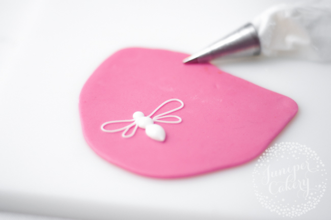 Royal icing bee cake tutorial