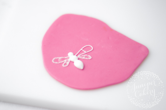 Royal icing bee cake tutorial by Juniper Cakery
