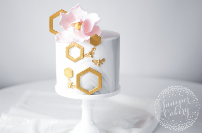 Elegant bee cake tutorial by Juniper Cakery