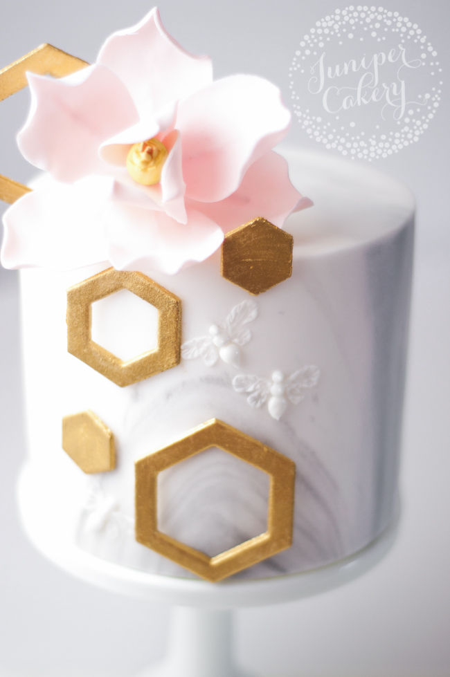 Royal icing bee tutorial by Juniper Cakery