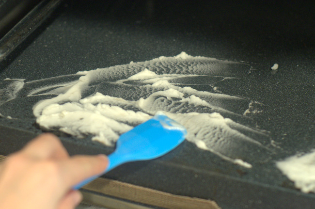 How to Clean Your Oven with Baking Soda