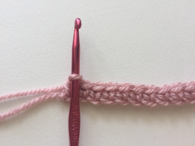 how to single crochet bow, row 1