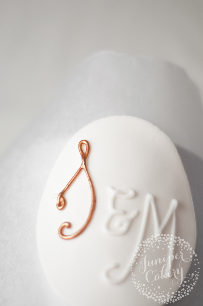 elegant monogram tutorial for cakes