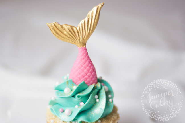 Step-by-step tutorial for mermaid cupcakes