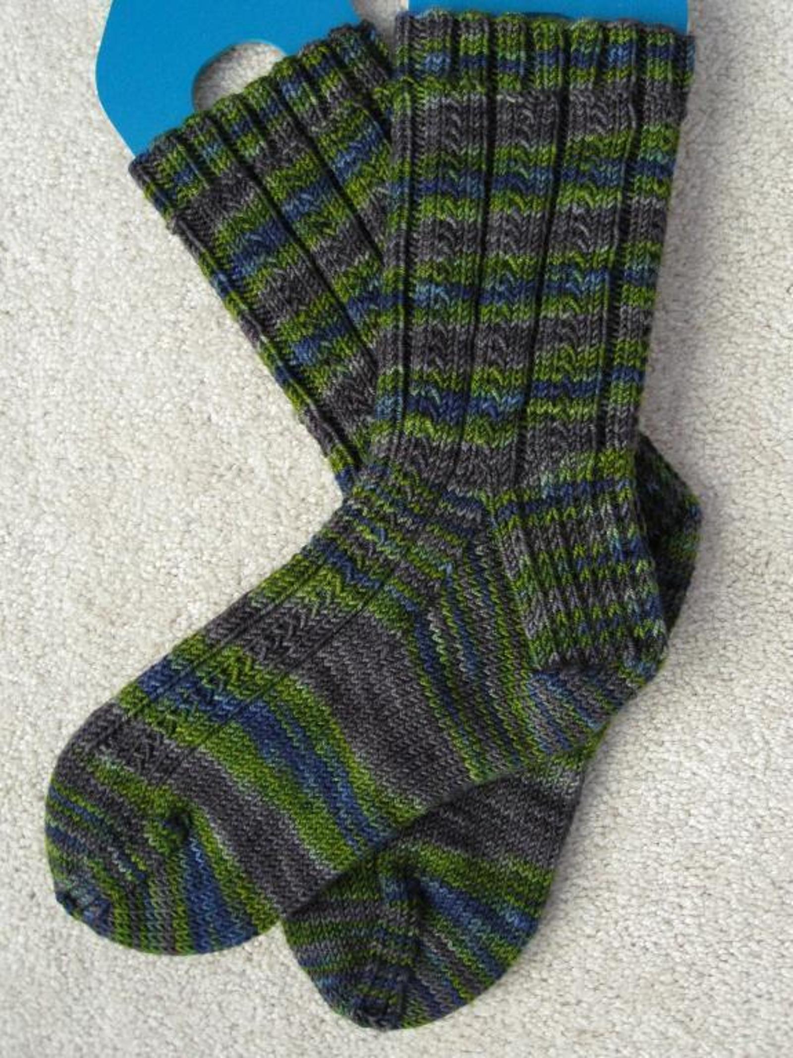 Free Cuff-Down Sock Knitting Patterns Using the Magic Loop