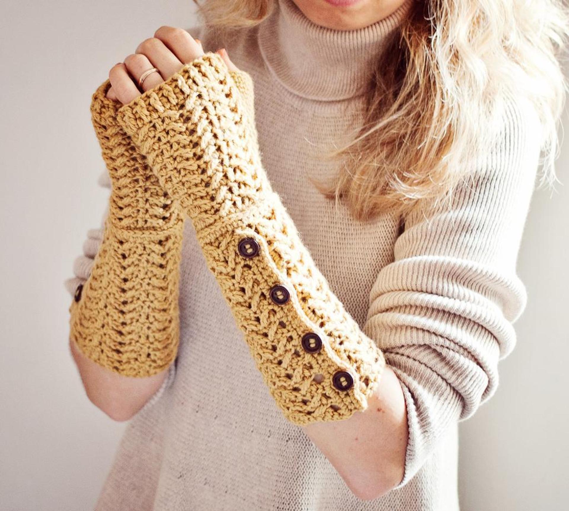 buttoned fingerless gloves crochet pattern
