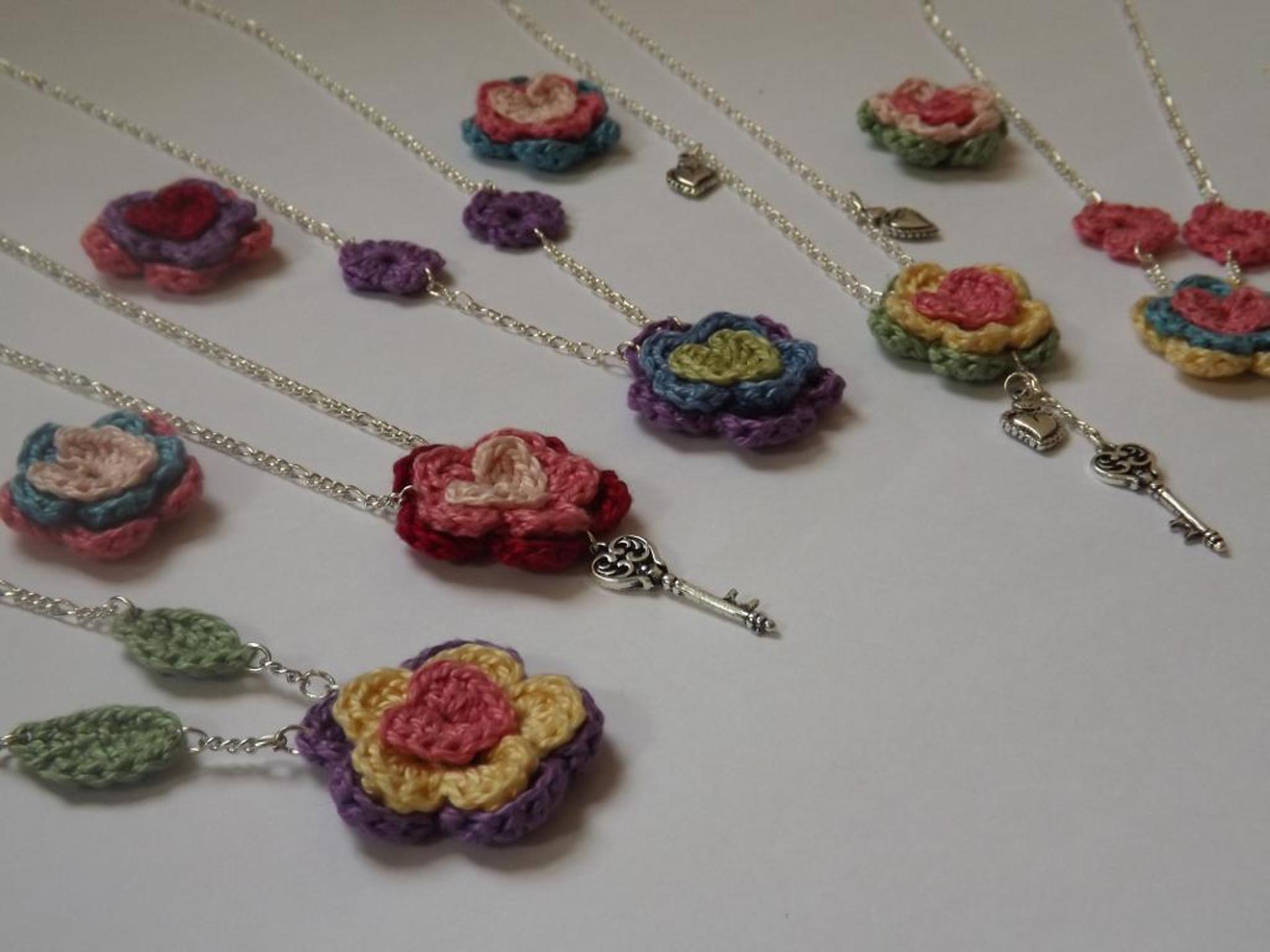 crocheted flower necklace pattern