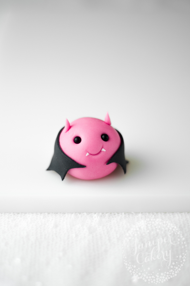 How make a fondant bat for Halloween cakes and cupcakes