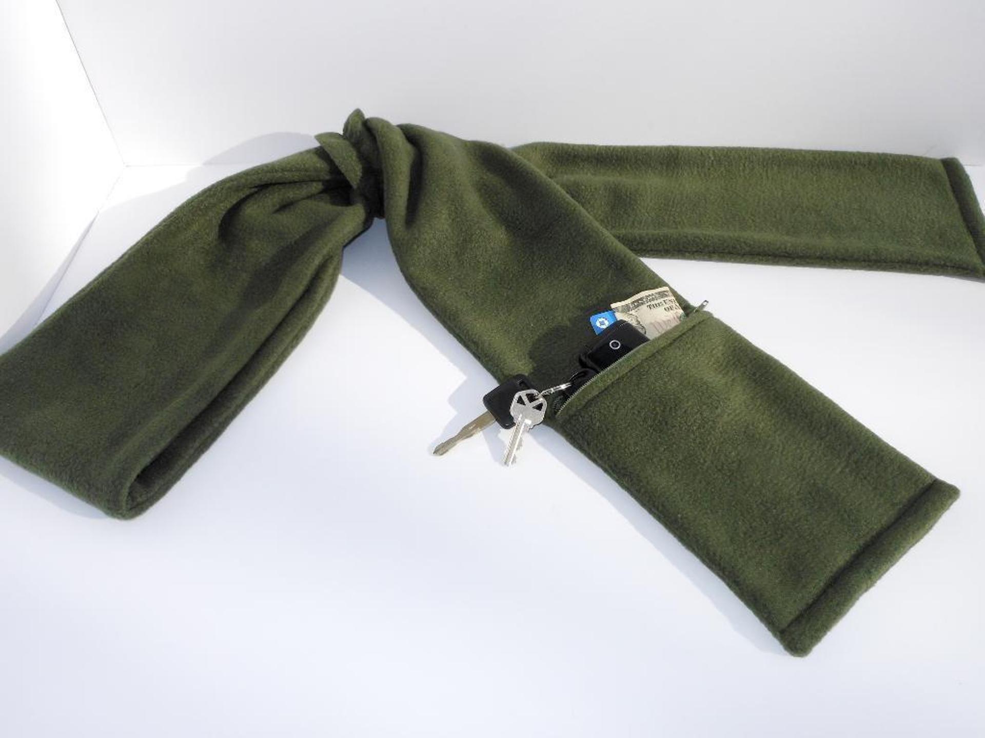 Fleece scarf with pockets